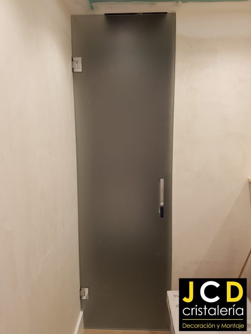 Foto 1 de puerta abatible instalada por Crisalería JCD en Madrid