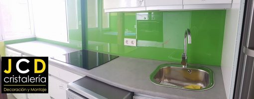 Foto 1 de revestimiento con vidrio de color por Crisalería JCD en Madrid