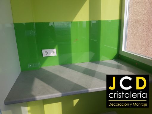 Foto 3 de revestimiento con vidrio de color por Crisalería JCD en Madrid
